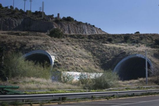 Ενα μνημείο για τις μαύρες τρύπες και την κακοδιαχείριση στα έργα