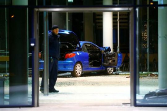 Αυτοκίνητο «μπήκε» στα γραφεία του SPD
