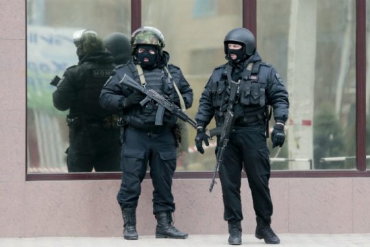 Ένοπλος κρατά ομήρους σε ταχυδρομείο στην Ουκρανία