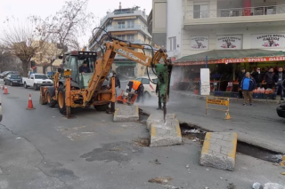 Ξήλωσαν νησίδα κοντά στην Καραμπατζάκη παρουσία του Μπέου