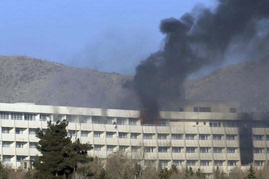 Αυξάνεται ο αριθμός των θυμάτων από το χτύπημα σε ξενοδοχείο της Καμπούλ