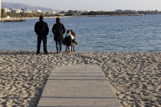 Βόλτα στο παγωμένο αλλά ήρεμο Φαληράκι
