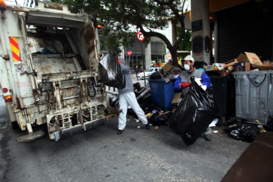 Πέθανε καθαριστής που είχε χτυπήσει εν ώρα εργασίας