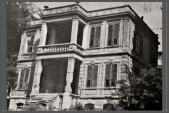 Σώθηκε από τις μπουλντόζες αλλά έγινε στάχτη από θερμοκέφαλους