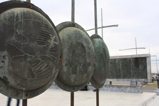 Μακεδονομάχοι ή μακεδονοφάγοι;