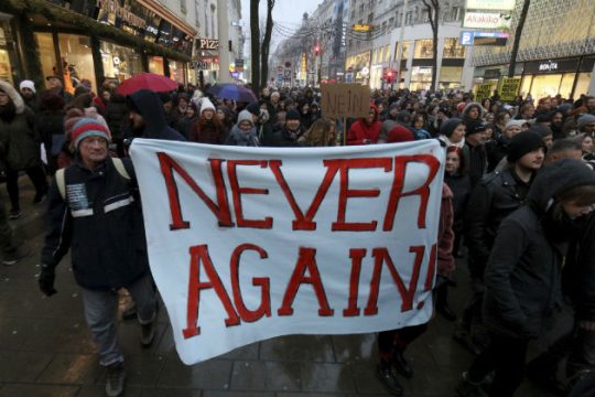 «Να μείνουν οι πρόσφυγες, να φύγουν οι ναζί»