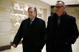 Το (τρύπιο) φίμωτρο και ο ωμός εκβιασμός του Τραμπ