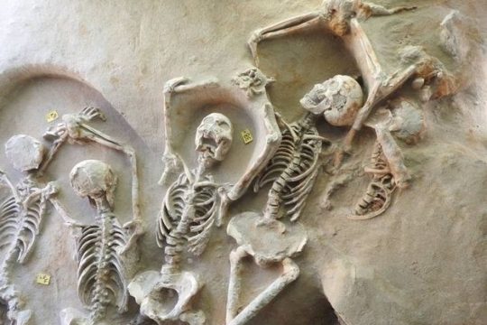 18 εσταυρωμένοι κοντά στους «δεσμώτες»