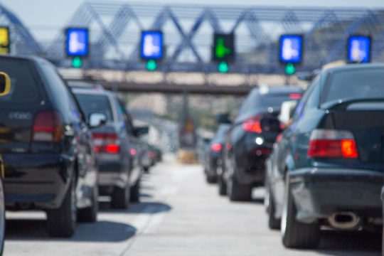 «Ούτε μετωπικά, ούτε πλευρικά διόδια» σε Βαρυμπόμπη & Αγ. Στέφανο