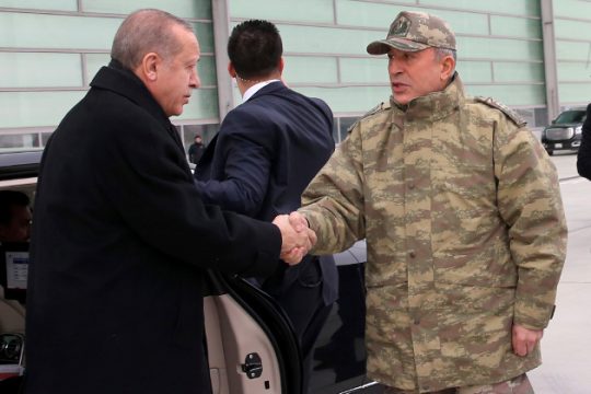 Απειλεί στο εξωτερικό, επιβάλλει σιωπή στο εσωτερικό