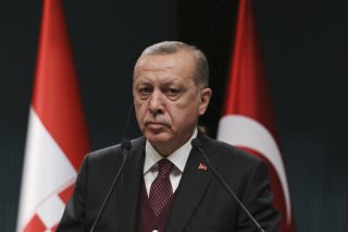 Ο Ερντογάν «καρφώνει» τις ΗΠΑ και συμμαχεί με την Ακροδεξιά