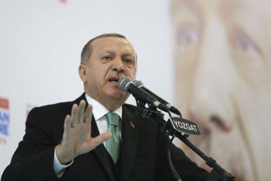 Θέλει να συντρίψει τον «τρομοκρατικό στρατό» των ΗΠΑ