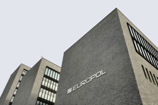 Europol: Εξαρθρώθηκε δίκτυο πλαστών εγγράφων διακίνησης μεταναστών με έδρα την Αθήνα