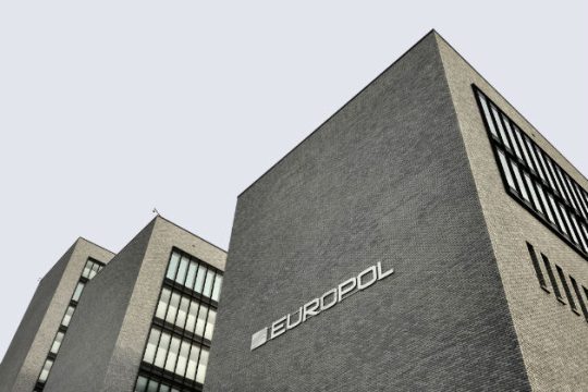 Europol: Εξαρθρώθηκε δίκτυο πλαστών εγγράφων διακίνησης μεταναστών με έδρα την Αθήνα