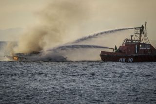Φωτιά σε τουριστικό-επιβατηγό σκάφος στη μαρίνα Αλίμου