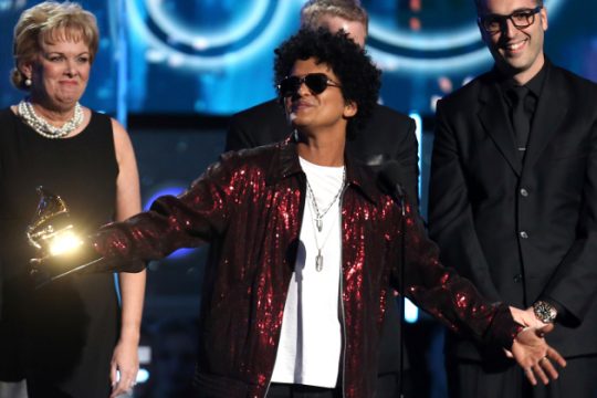 Τα βραβεία ο Bruno Mars, την παράσταση η Χίλαρι