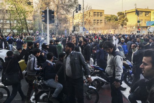 Οι Ιρανοί ξεσηκώνονται, ο Τραμπ… πανηγυρίζει