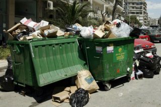Ποιος καίει τους κάδους απορριμμάτων στον Εύοσμο;