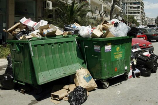 Ποιος καίει τους κάδους απορριμμάτων στον Εύοσμο;