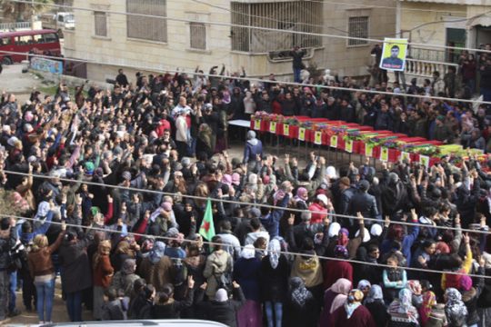«Βρέχει» βόμβες, προπαγάνδα και… υποκρισία