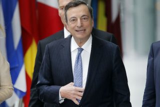 «Κίνητρο» ρύθμισης δανείων η επιτάχυνση των πλειστηριασμών