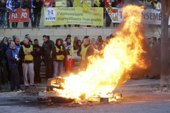 Οι δεσμοφύλακες απέκλεισαν τις… φυλακές
