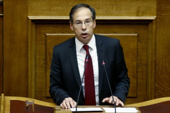 «Χαρτοπόλεμος» Μαυρωτά – υπουργείου Παιδείας