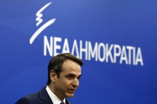 Μαξίμου και Κουμουνδούρου κατά Μητσοτάκη για την… οπισθοχώρηση