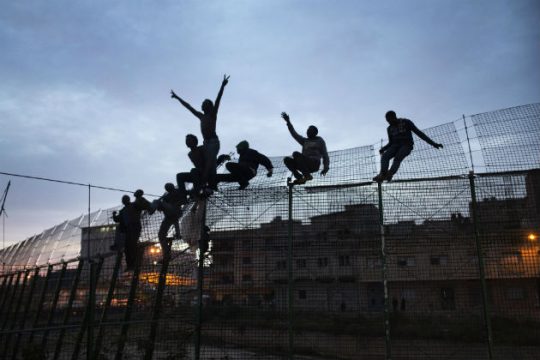 Πρόσφυγες πέρασαν στην Ισπανία παραβιάζοντας τον φράκτη της Μελίγια