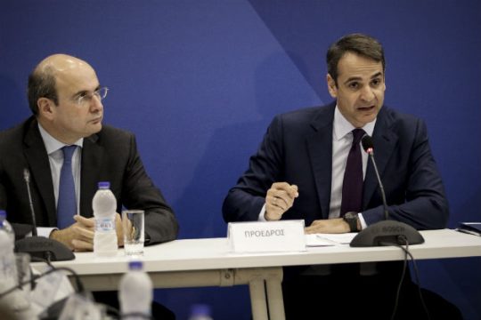 «Κυβερνητικό θέατρο σκιών για το Σκοπιανό»