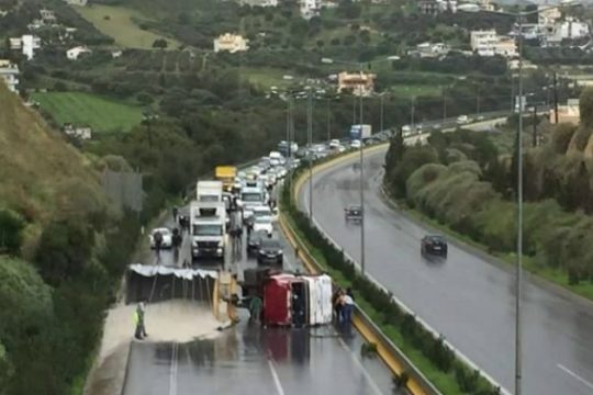 Ηράκλειο: Μποτιλιάρισμα μετά από ανατροπή νταλίκας στην Εθνική