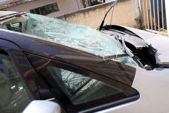 Κλεμμένο ΙΧ έπεσε σε πολυκατοικία στα Εξάρχεια