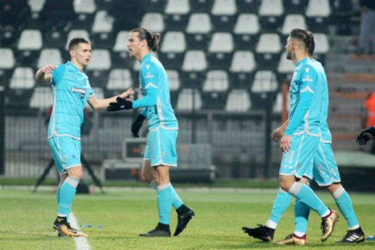 Χτίζει την επίθεση από την άμυνα