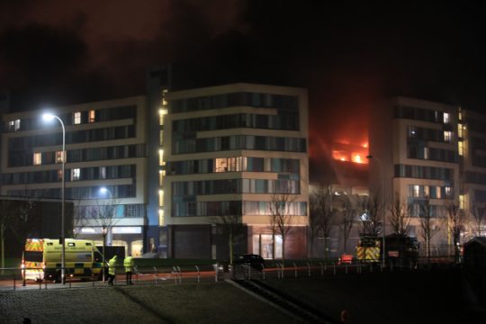 Στις φλόγες εκατοντάδες οχήματα σε πολυώροφο πάρκινγκ
