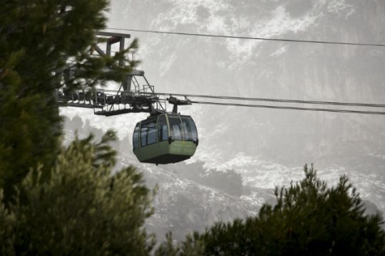 Στα «λευκά» η Πάρνηθα – Πυκνό χιόνι στο Πήλιο