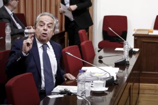 «Στα γόνατα»