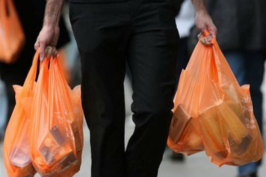 Τέλος η δωρεάν διάθεση πλαστικής σακούλας