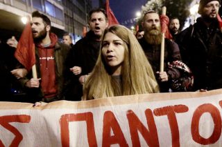 Με σημαίες και με τραγούδια