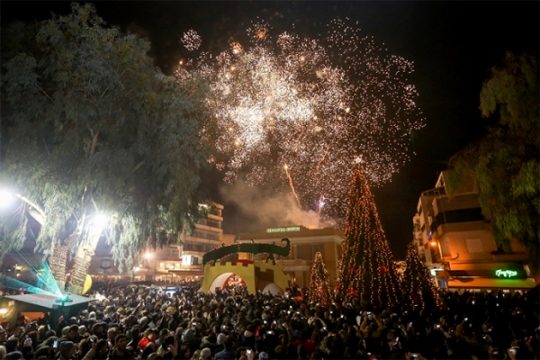 Λαμπερή υποδοχή του 2018 στην Κρήτη – Μήνυμα για το προσφυγικό