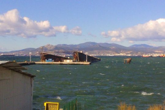 Παρασύρθηκαν τρία παροπλισμένα πλοία στον Πειραιά