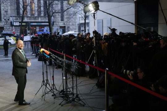 Ο Σουλτς σε νέες «Συμπληγάδες»