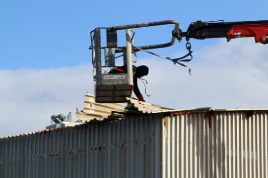 Πτώσεις δέντρων από τους ανέμους, ζημιές σε στέγαστρο του λιμανιού