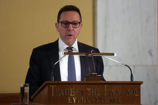 Εκοψε πίτα, μοίρασε αιχμές