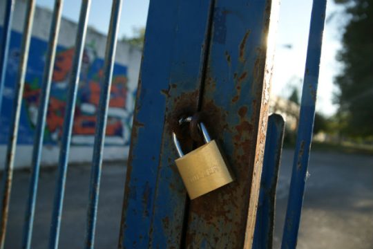 Ανήλικοι με ρόπαλα και κουκούλες εισέβαλαν σε σχολείο στο Μενίδι