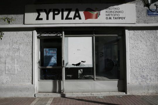 Επίθεση με βαριοπούλες σε γραφεία των ΕΛΤΑ και του ΣΥΡΙΖΑ