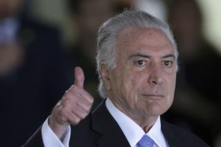 Θωρακίζοντας τη διαπλοκή