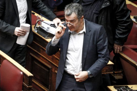 Tweet, άρθρα και… καθρέφτες