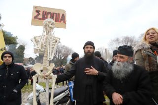 Τίνος είναι, ρε γυναίκα, το συλλαλητήριο; Των «Μωμόγερων»;