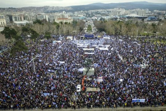 Εθνικιστικό κρεσέντο με φόντο τον Λευκό Πύργο