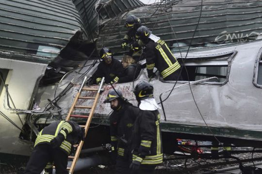Εκτροχιασμός τρένου κοντά στο Μιλάνο, τρεις νεκροί